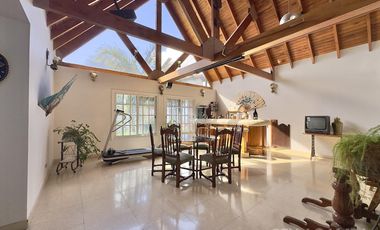 CASA VENTA ACASSUSO 9 AMBIENTES JARDIN PISCINA COCHERA