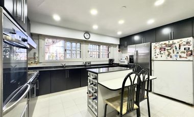 CASA VENTA ACASSUSO 9 AMBIENTES JARDIN PISCINA COCHERA