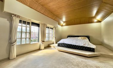 CASA VENTA ACASSUSO 9 AMBIENTES JARDIN PISCINA COCHERA