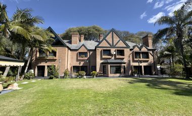 CASA VENTA ACASSUSO 9 AMBIENTES JARDIN PISCINA COCHERA