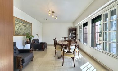 CASA VENTA ACASSUSO 9 AMBIENTES JARDIN PISCINA COCHERA