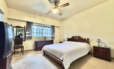 CASA VENTA ACASSUSO 9 AMBIENTES JARDIN PISCINA COCHERA