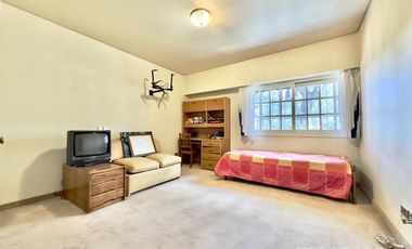 CASA VENTA ACASSUSO 9 AMBIENTES JARDIN PISCINA COCHERA