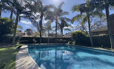 CASA VENTA ACASSUSO 9 AMBIENTES JARDIN PISCINA COCHERA