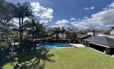 CASA VENTA ACASSUSO 9 AMBIENTES JARDIN PISCINA COCHERA