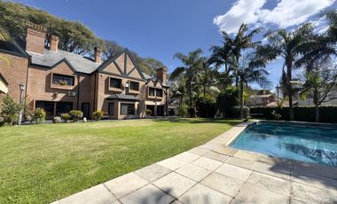 CASA VENTA ACASSUSO 9 AMBIENTES JARDIN PISCINA COCHERA