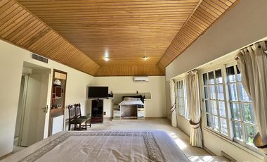 CASA VENTA ACASSUSO 9 AMBIENTES JARDIN PISCINA COCHERA