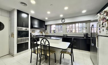 CASA VENTA ACASSUSO 9 AMBIENTES JARDIN PISCINA COCHERA