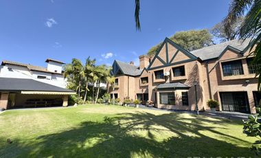 CASA VENTA ACASSUSO 9 AMBIENTES JARDIN PISCINA COCHERA