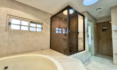 CASA VENTA ACASSUSO 9 AMBIENTES JARDIN PISCINA COCHERA