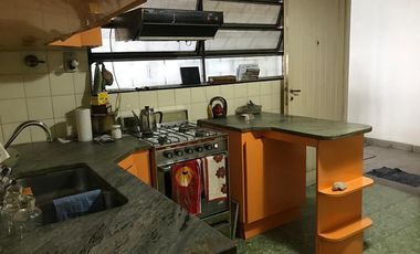 Casa en venta - 2 Dormitorios 1 Baño 1 Cochera - 223Mts2 - Quilmes Oeste