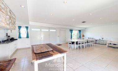 Casa IMPECABLE en San Patricio 2 dormitorios en suite - Cochera quincho y Parque