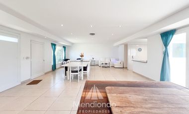 Casa IMPECABLE en San Patricio 2 dormitorios en suite - Cochera quincho y Parque