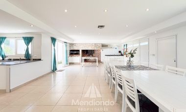 Casa IMPECABLE en San Patricio 2 dormitorios en suite - Cochera quincho y Parque