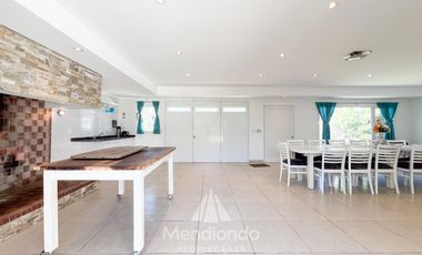 Casa IMPECABLE en San Patricio 2 dormitorios en suite - Cochera quincho y Parque