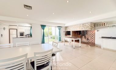 Casa IMPECABLE en San Patricio 2 dormitorios en suite - Cochera quincho y Parque