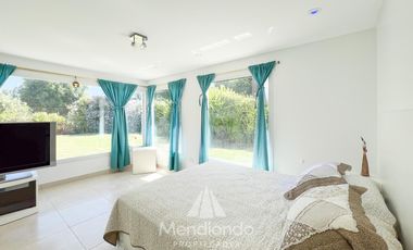 Casa IMPECABLE en San Patricio 2 dormitorios en suite - Cochera quincho y Parque