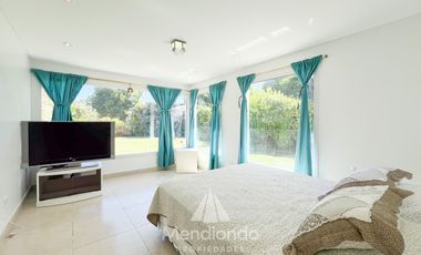 Casa IMPECABLE en San Patricio 2 dormitorios en suite - Cochera quincho y Parque