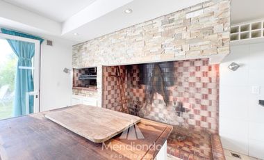 Casa IMPECABLE en San Patricio 2 dormitorios en suite - Cochera quincho y Parque