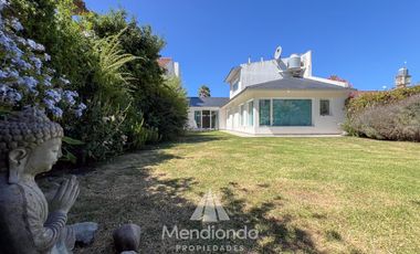 Casa IMPECABLE en San Patricio 2 dormitorios en suite - Cochera quincho y Parque