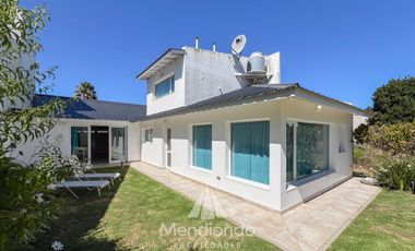 Casa IMPECABLE en San Patricio 2 dormitorios en suite - Cochera quincho y Parque