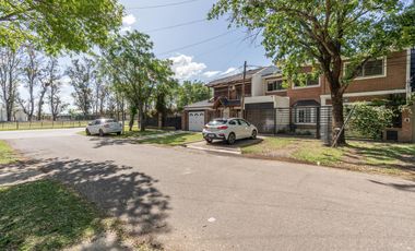 CASA EN VENTA EN BAIGORRIA 4 DORMITORIOS Y  PISCINA