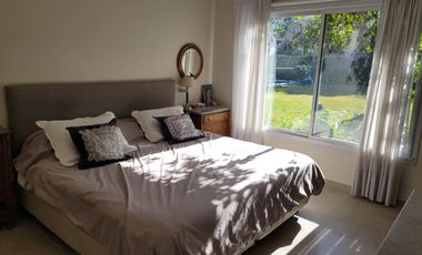 Casa en venta - 4 Dormitorios 3 Baños - Cocheras - 900Mts2 - Buenos Aires Village, Bella Vista
