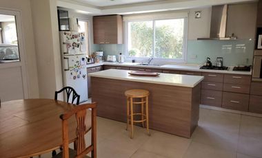Casa en venta - 4 Dormitorios 3 Baños - Cocheras - 900Mts2 - Buenos Aires Village, Bella Vista