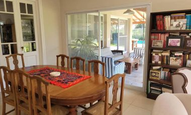 Casa en venta - 4 Dormitorios 3 Baños - Cocheras - 900Mts2 - Buenos Aires Village, Bella Vista