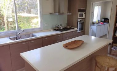 Casa en venta - 4 Dormitorios 3 Baños - Cocheras - 900Mts2 - Buenos Aires Village, Bella Vista