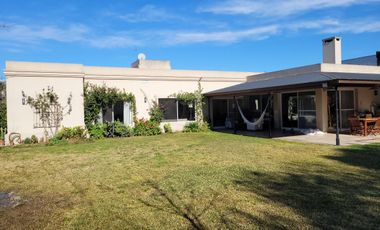 Casa en venta - 4 Dormitorios 3 Baños - Cocheras - 900Mts2 - Buenos Aires Village, Bella Vista