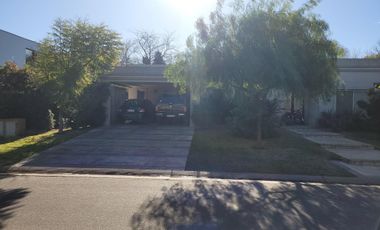 Casa en venta - 4 Dormitorios 3 Baños - Cocheras - 900Mts2 - Buenos Aires Village, Bella Vista