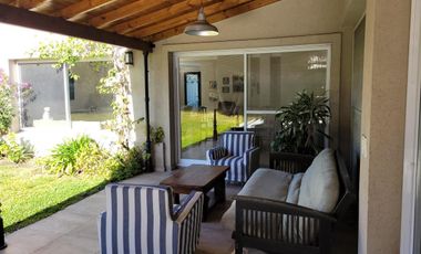 Casa en venta - 4 Dormitorios 3 Baños - Cocheras - 900Mts2 - Buenos Aires Village, Bella Vista