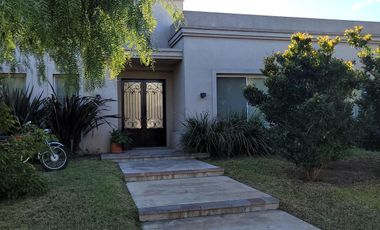 Casa en venta - 4 Dormitorios 3 Baños - Cocheras - 900Mts2 - Buenos Aires Village, Bella Vista