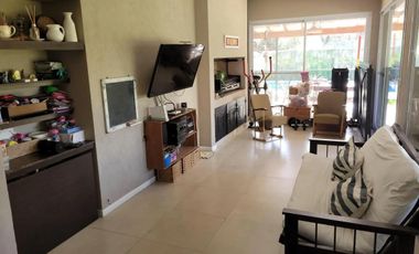 Casa en venta - 4 Dormitorios 3 Baños - Cocheras - 900Mts2 - Buenos Aires Village, Bella Vista