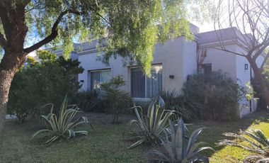 Casa en venta - 4 Dormitorios 3 Baños - Cocheras - 900Mts2 - Buenos Aires Village, Bella Vista