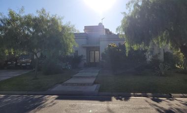 Casa en venta - 4 Dormitorios 3 Baños - Cocheras - 900Mts2 - Buenos Aires Village, Bella Vista