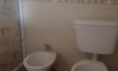 Casa en venta - 2 Dormitorios 1 Baño - Cochera - 330Mts2 - Lincoln