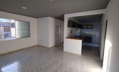 Casa en venta - 2 Dormitorios 1 Baño - Cochera - 330Mts2 - Lincoln