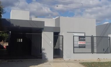 Casa en venta - 2 Dormitorios 1 Baño - Cochera - 330Mts2 - Lincoln