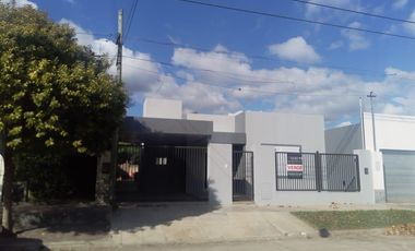 Casa en venta - 2 Dormitorios 1 Baño - Cochera - 330Mts2 - Lincoln