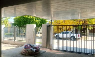 Casa en venta - 2 Dormitorios 1 Baño - Cochera - 330Mts2 - Lincoln