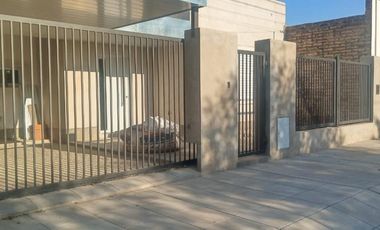 Casa en venta - 2 Dormitorios 1 Baño - Cochera - 330Mts2 - Lincoln