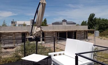 Casa en venta - 2 Dormitorios 2 Baños - Cochera - 703Mts2 - Las Grutas, Río Negro