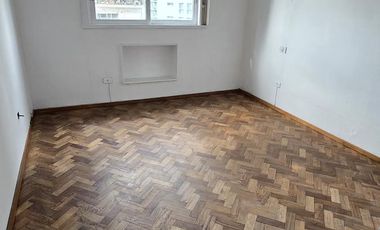 AMPLIO DEPARTAMENTO DE 2 AMBIENTES CON BALCON SOBRE AVENIDA LIBERTADOR EN VENTA. VICENTE LOPEZ