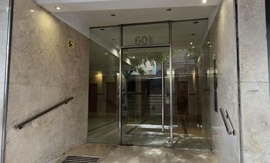 AMPLIO DEPARTAMENTO DE 2 AMBIENTES CON BALCON SOBRE AVENIDA LIBERTADOR EN VENTA. VICENTE LOPEZ