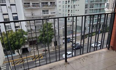 AMPLIO DEPARTAMENTO DE 2 AMBIENTES CON BALCON SOBRE AVENIDA LIBERTADOR EN VENTA. VICENTE LOPEZ