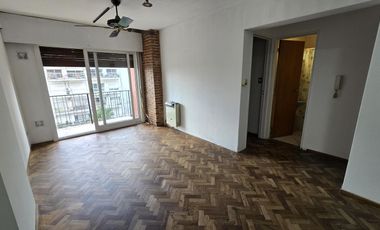 AMPLIO DEPARTAMENTO DE 2 AMBIENTES CON BALCON SOBRE AVENIDA LIBERTADOR EN VENTA. VICENTE LOPEZ