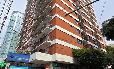 AMPLIO DEPARTAMENTO DE 2 AMBIENTES CON BALCON SOBRE AVENIDA LIBERTADOR EN VENTA. VICENTE LOPEZ