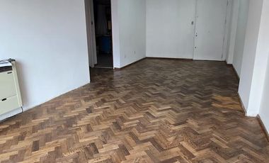 AMPLIO DEPARTAMENTO DE 2 AMBIENTES CON BALCON SOBRE AVENIDA LIBERTADOR EN VENTA. VICENTE LOPEZ